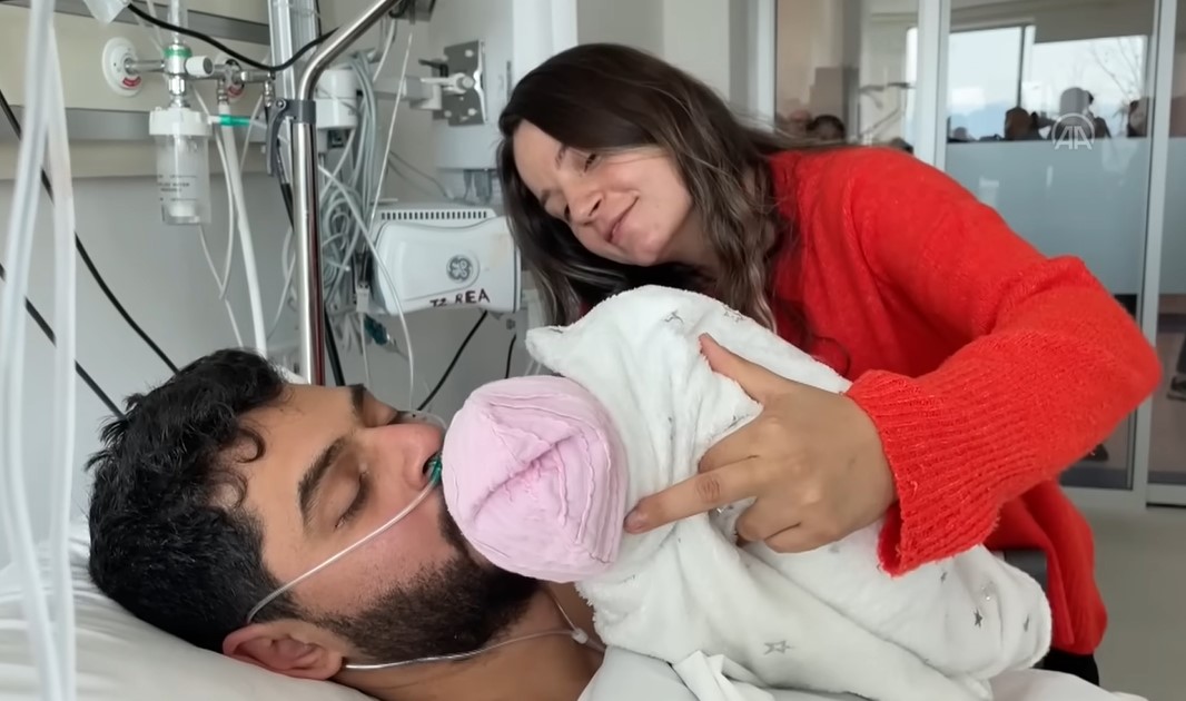 DIRLJIVA SCENA IZ TURSKE BOLNICE Život je pobijedio: Muškarac koji je ljubio ruke svojim spasiocima, ljubi tek rođenu kćerku (FOTO/VIDEO)