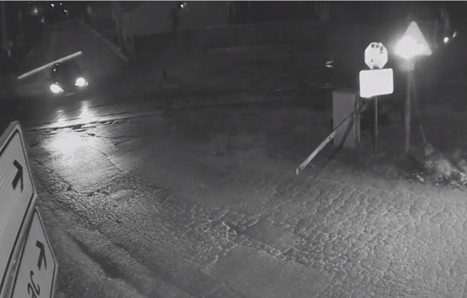 NIJE SE ZAUSTAVIO UPRKOS SIGNALIZACIJI Vozač oštetio polubranik na pružnom prelazu u Banjaluci (VIDEO)