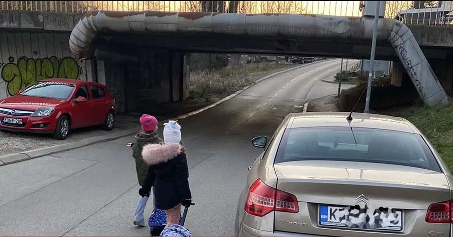 Banjalučki parking papak stao na trotoar, djeca hodaju saobraćajnicom