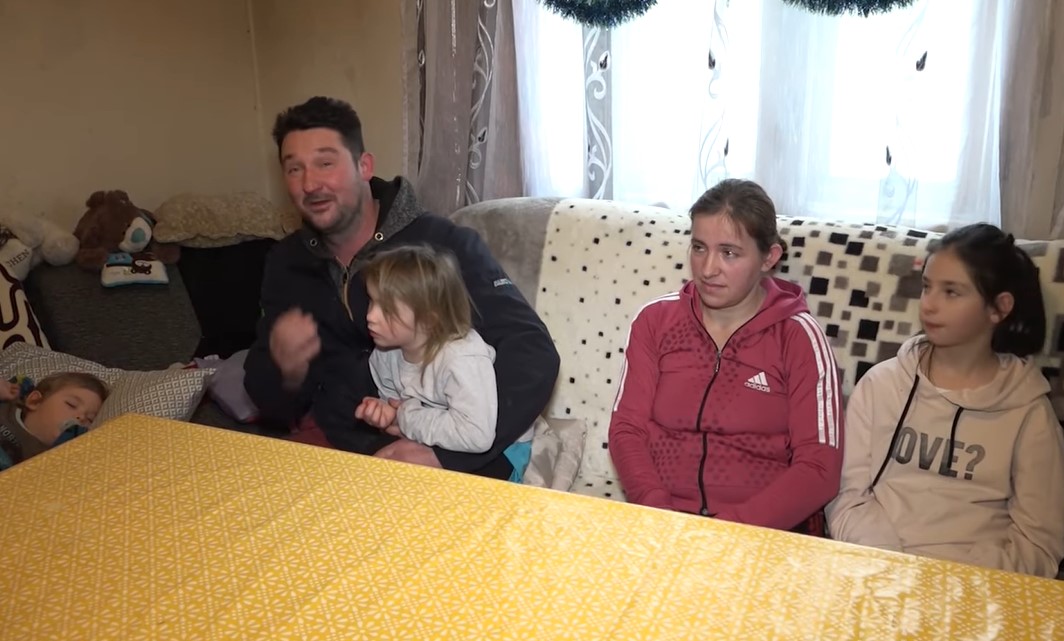 DOBRI ČOVJEK IH OBEZBIJEDIO ZA GODINU DANA Preduzetnik iz Čelinca plaća kiriju višečlanoj porodici iz Kotor Varoša