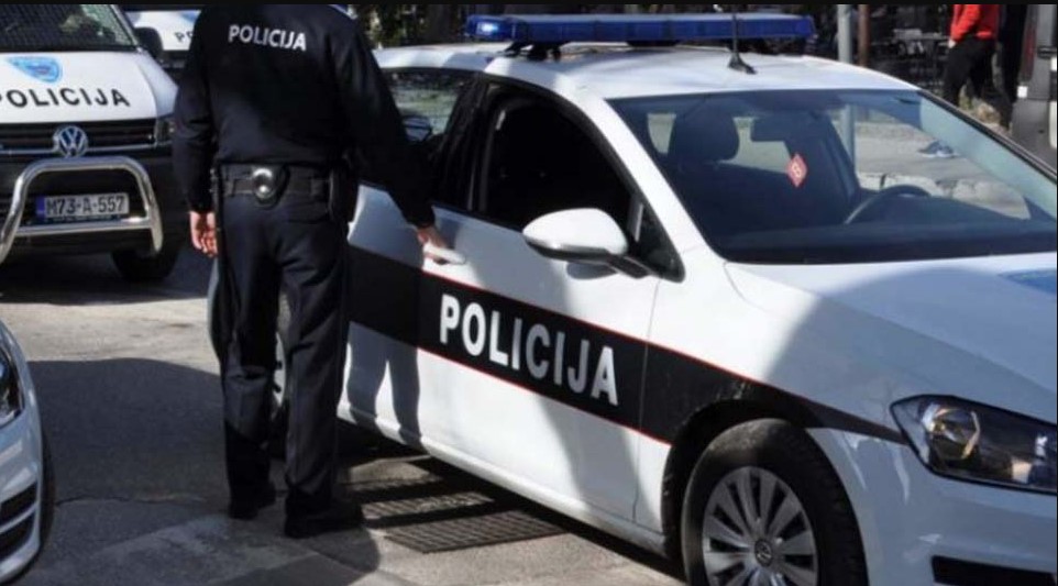 SUDAR 3 AUTOMOBILA U saobraćajnoj nesreći kod Srebrenika povrijeđene dvije osobe