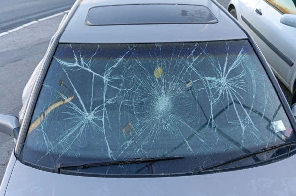 VANDAL U GACKU POLUPAO ŠAJBE NA 3 AUTOMOBILA Policija ga uhvatila u roku sat vremena