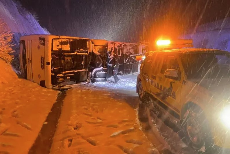 STRAVIČNA NESREĆA U HRVATSKOJ Prevrnuo se autobus: Jedna osoba poginula, više povrijeđenih