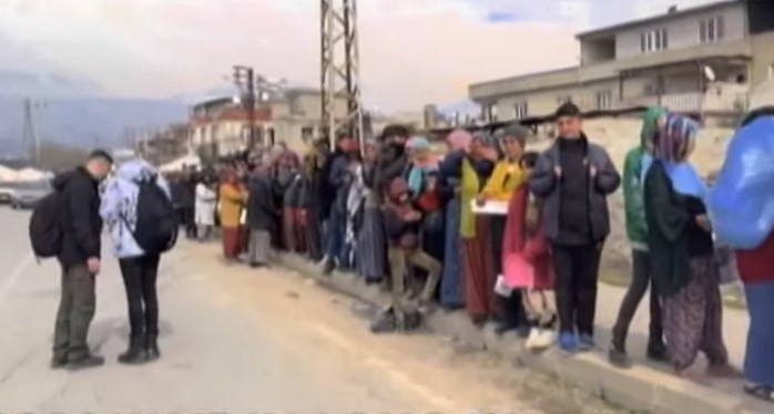 TENZIJE U TURSKOJ, OČAJ ZAMIJENIO BIJES Ljudi kradu po napuštenim radnjama, Erdogan prijeti "čvrstom rukom države"
