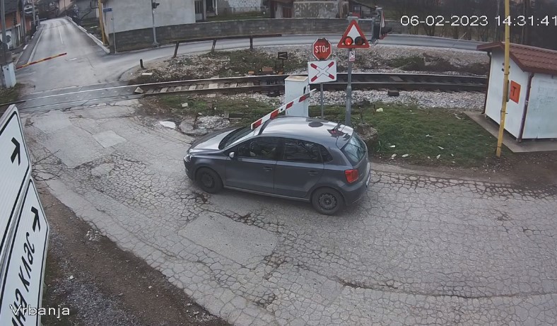 ZA DLAKU IZBJEGNUTA NESREĆA Zbog nepažnje umalo podletio pod voz, polomio polubranik u Vrbanji