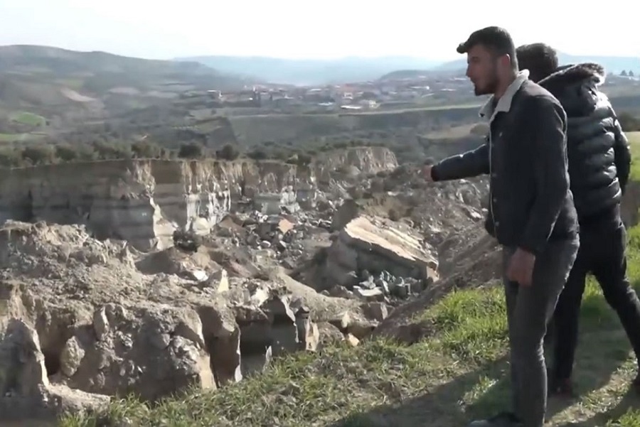 LJUDI SU ZGRANUTI! Otvorila se rupa u zemlji duboka 40 i duga 300 metara (VIDEO)