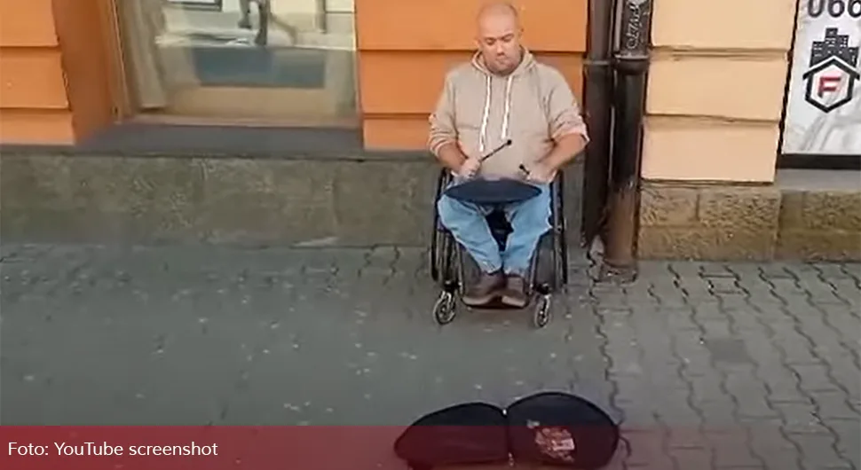 ODLUČIO DA POMOGNE KOLIKO MOŽE: Šipovljanin Ognjen Ranisavić u Gospodskoj svira da pomogne Turskoj i Siriji (VIDEO)