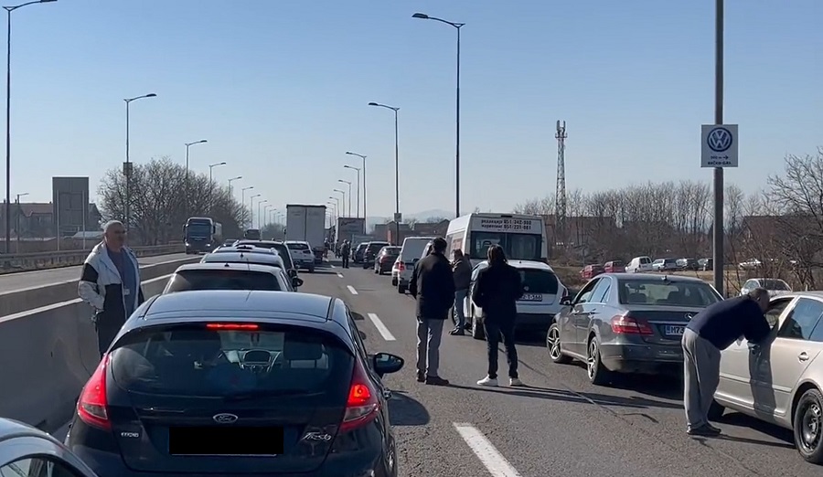ALOONLINE SAZNAJE: POZNAT IDENTITET POGINULIH KOD BANJALUKE Jedan od putnika u kediju poginuo na licu mjesta, drugi u bolnici