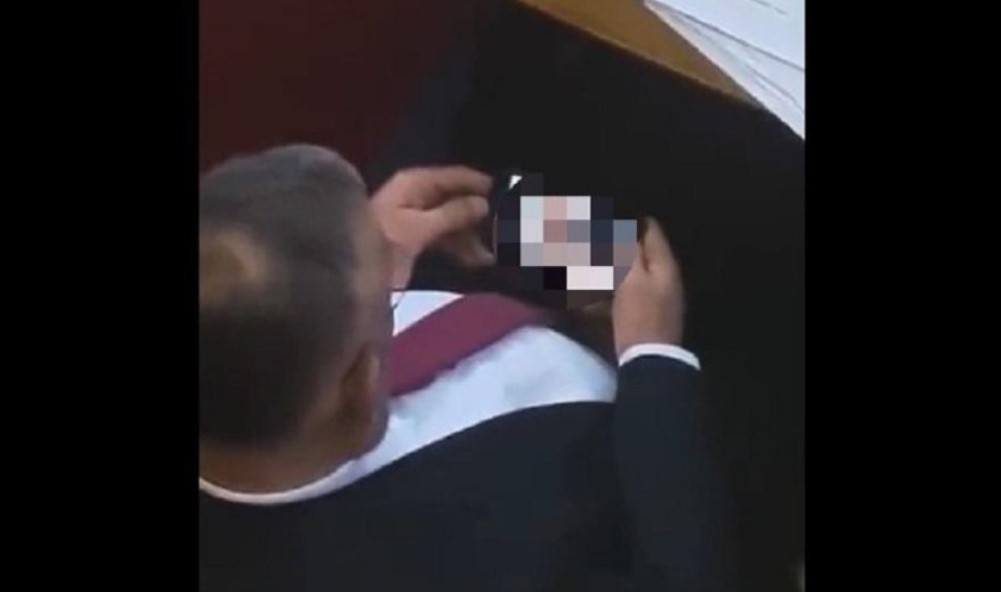 (EKSPLICITAN SNIMAK) POSLANIK SPS-a ZA VRIJEME SJEDNICE GLEDA FILMOVE ZA ODRASLE Dok su poslanici vodili žučnu raspravu, Stević odlučio da se "opusti"