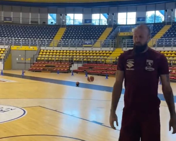 NESUĐENI KOŠARKAŠ Genijalan potez Vanje Milinković - Savića (VIDEO)