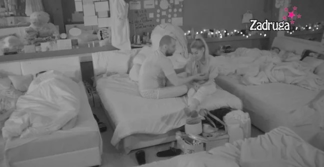 ČUDNI SU ZADRUGARSKI PUTEVI! Ana i Zvezdan razmjenjivali nježnosti na Aleksandrinom krevetu! (VIDEO)