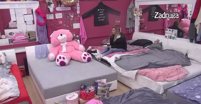 OPET ISKORISTIO PRILIKU DA JOJ SE OBRATI! Zvezdan sjedio sa Majom na krevetu, a onda dobacio Ani! (VIDEO)