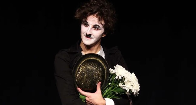 MONODRAMA „ČARLI ČAPLIN“ U TESLIĆU Rade Kostić pred publikom 9. februara