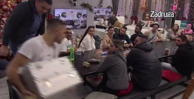 IZGLEDA DA JE MILJANA BILA U PRAVU?! Bebica pokazao pravo lice i skočio na Dragića da mu otme kofere sa novcem, agresivnosti nema kraja! (VIDEO)