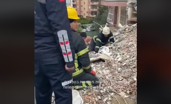 POGINULO 1.651 OSOBA Pogledajte kako spasilački timovi traže preživjele u ruševinama u Turskoj (VIDEO)