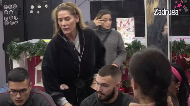 PARA IZLAZI NA UŠI! Ani proradila sujeta zbog malog budžeta, poklonila ga Divni i Marku, pa oduvala Dragića (VIDEO)