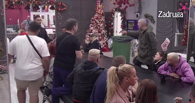 "TI BI DA BUDEŠ TATA-MATA U SVAKOJ PRIČI! E NE DAM TI!" Ivan sasuo sve u lice Lepom Mići, on uzvratio žestoko (VIDEO)