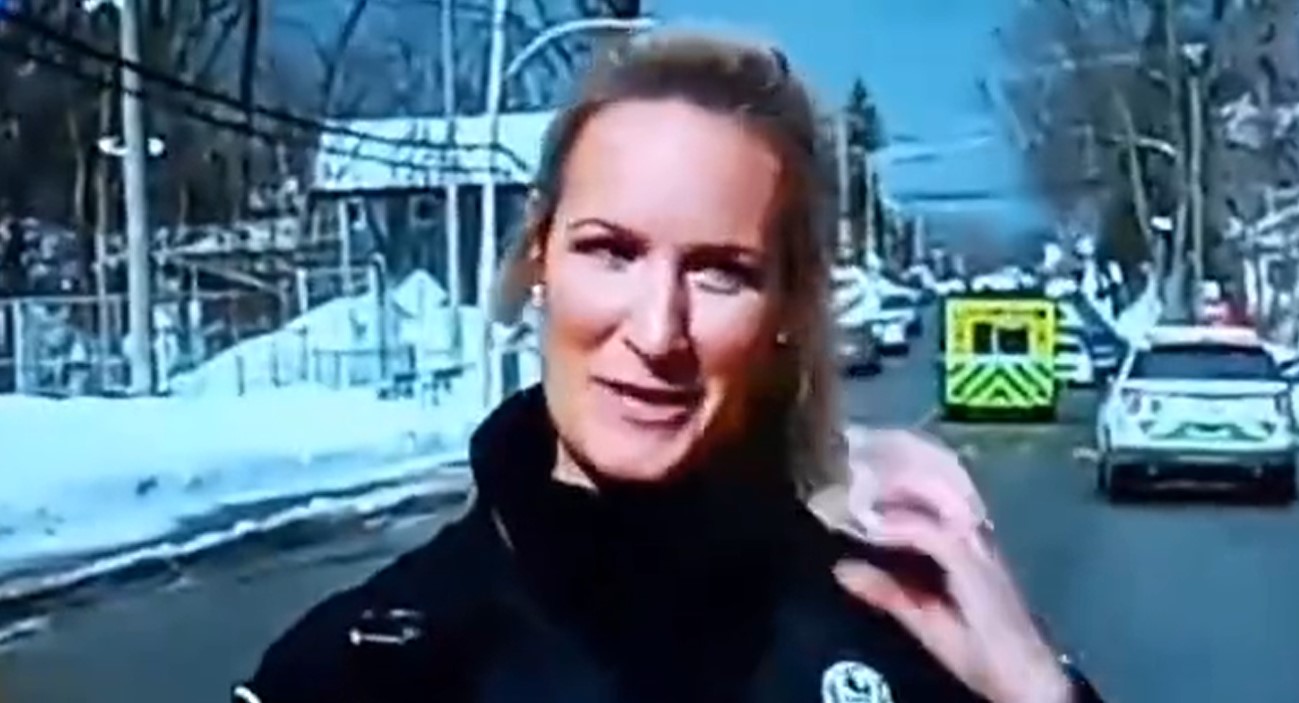 PONAŠANJE POLICAJKE ZGROZILO SVIJET Autobus pobio djecu, ona se smije (VIDEO)