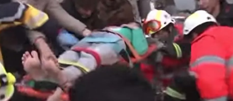 OVO SU MOMENTI KADA SE NESLAGANJA PREVAZILAZE Grčki vatrogasci spasili djevojčicu u Turskoj (VIDEO)