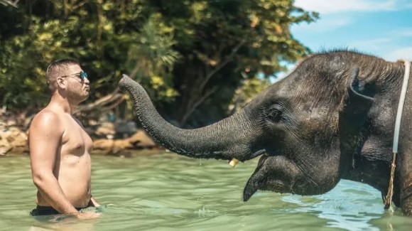 PERUĆICA IMAO OKRŠAJ NA TAJLANDU Pjevač pokušao da poljubi slona i nadrljao kao nikad (FOTO)