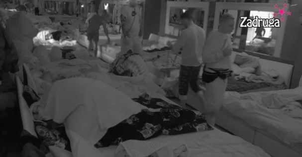 (VIDEO 18+) SVIMA POKAZALA ŠTA ZNA! Miljana zajahala Bebicu pred punom sobom, pa postala glavna atrakcija zadrugarima!