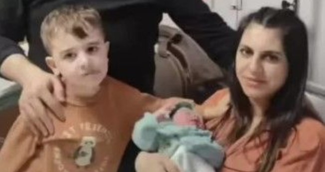 PRIČA KOJA SLAMA SRCE Majka četiri dana bila ispod ruševina s novorođenčetom