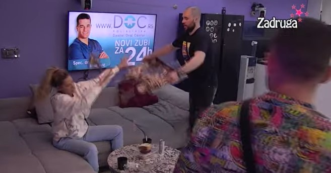 BIVŠU ŽENU GAĐAO PEČENJEM! Zvezdan izručio oval na Anu, ona briznula u plač! Slavnić lomio sve pred sobom (VIDEO)
