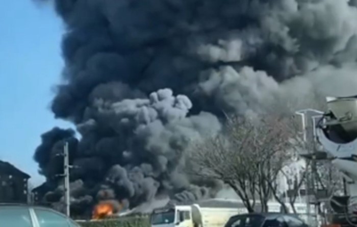 CRNI DIM NAD SRPSKOM PRESTONICOM Bukti požar u Beogradu (VIDEO)