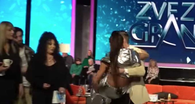 DRAMA U ZVEZDAMA GRANDA Pjevačici pozlilo, voditelj je iznio (VIDEO)