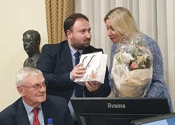 POKLON ZLATA VRIJEDAN Kostajnički kestenov med uručen Zaharovoj (FOTO)