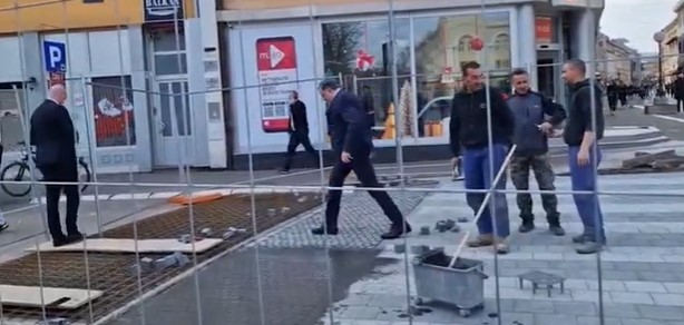 PREDSJEDNIK "NADGLEDA" RADOVE Dodik prošetao centrom Banjaluke, prozborio sa građanima i radnicima te iskoristio priliku da vidi kako napreduju radovi kod Gradske uprave (VIDEO)