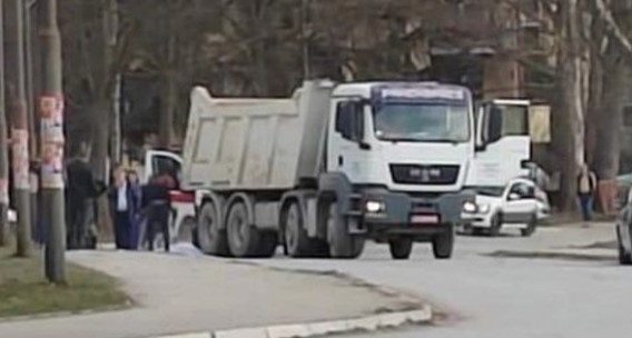 SRBIJA ZAVIJENA U CRNO Kamion ubio ženu u Srbiji, pala dok je pokušavala da zaustavi kolica s djetetom