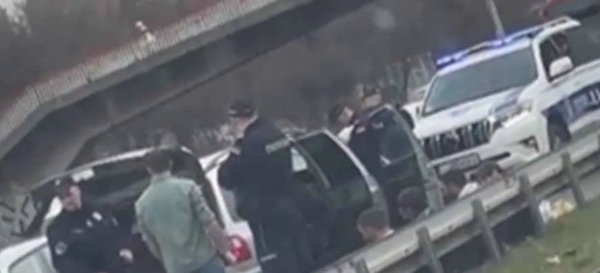 BUGARI IZA REŠETAKA Zaustavili autobus na auto-putu u Srbiji i razbili stakla (VIDEO)