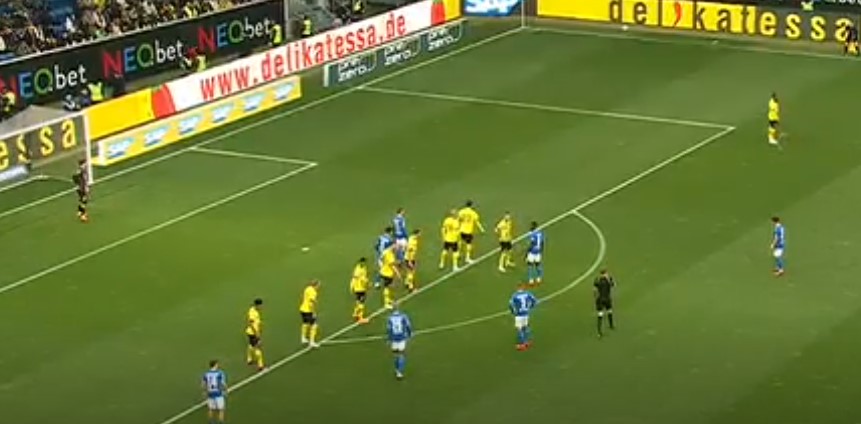NEVJEROVATNA SCENA U BUNDESLIGI Dječak koji skuplja lopte "izveo korner" (VIDEO)