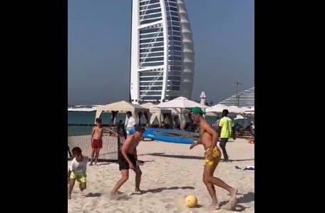 NOLE NE PRESTAJE DA ODUŠEVLJAVA Igrao fudbal sa djecom na plaži pa proslavio gol (VIDEO)