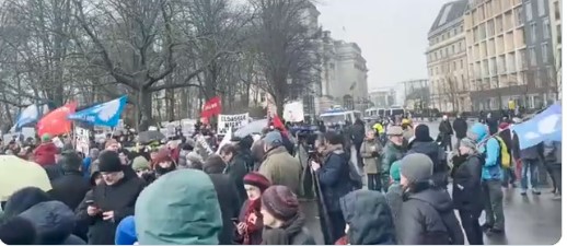 NIJEMCI NA NOGAMA Masovni protest u Berlinu protiv naoružavanja Ukrajine (VIDEO)