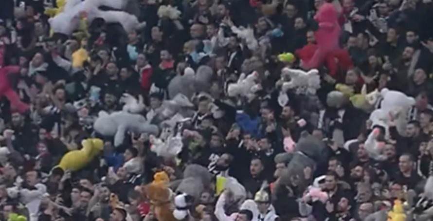 PRIZOR KOJI U SRCE DIRA Navijači zasuli teren igračkama za djecu iz razorenih gradova Turske (VIDEO)