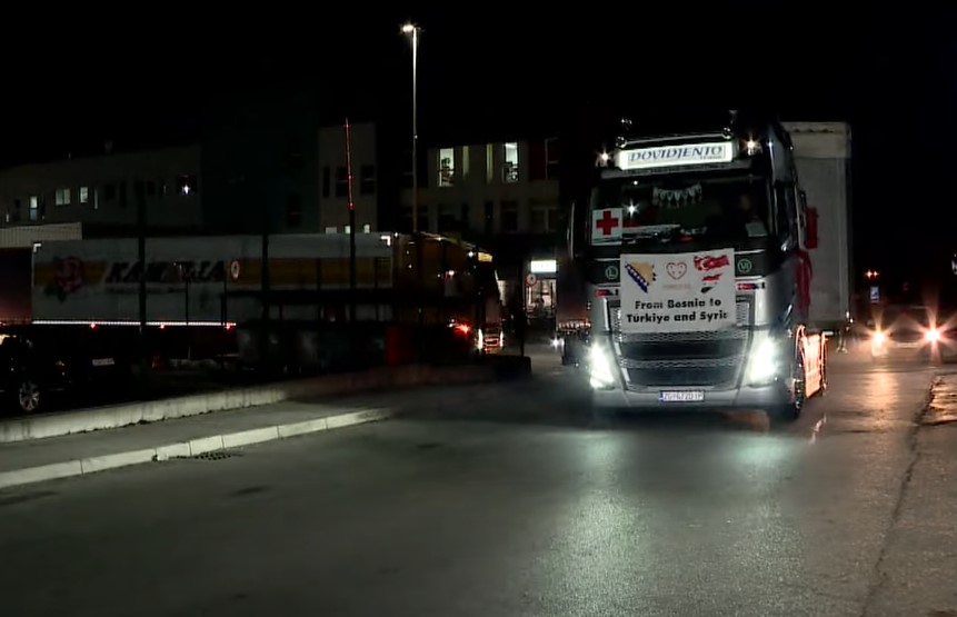 BRAVO ZA BOSNU I HERCEGOVINU I VELIKA SRCA GRAĐANA! Konvoj pomoći od 54 šlepera iz Sarajeva ispraćen prema Turskoj (VIDEO)