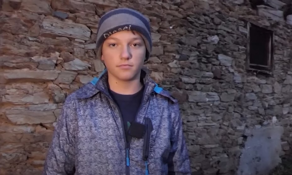 IBRAHIM (14) HRANI MAJKU I SESTRU RADEĆI ZA DNEVNICU U KOMŠILUKU Dječak ostao bez oca, sam brine o seoskom imanju, a vršnjaci mu se smiju (VIDEO)
