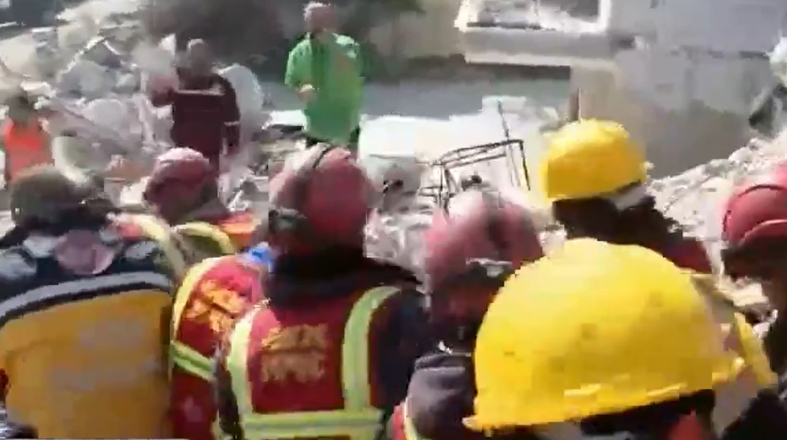 POSLIJE 296 SATI UGLEDALI SVJETLO DANA Tri osobe, među njima i dijete, izvučeni živi iz ruševina (VIDEO)