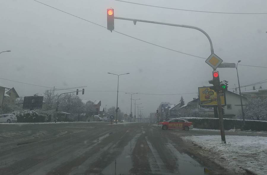 STANJE NA PUTEVIMA Zbog snijega otežan saobraćaj u sjevernim i zapadnim krajevima