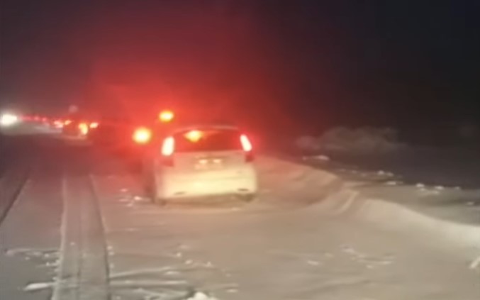 U jugozapadnim predjelima pada snijeg, ali se ne zadržava na kolovozu
