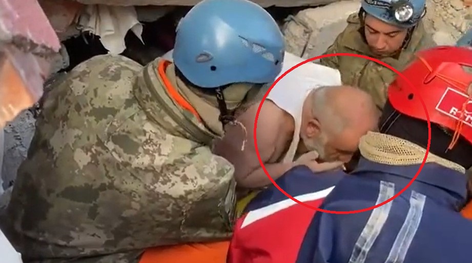ČOVJEK SA CIGARETOM U RUCI IZVUČEN ISPOD RUŠEVINA U TURSKOJ Turčin šokirao spasioce izjavom kada su ga poveli u bolnicu (FOTO)
