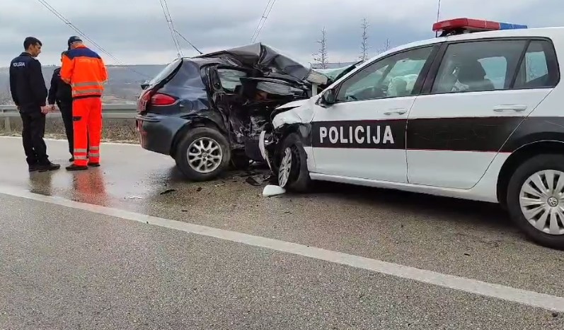 STRAVIČAN UDES KOD MOSTARA Jedna osoba poginula, tri policajca povrijeđena (VIDEO)