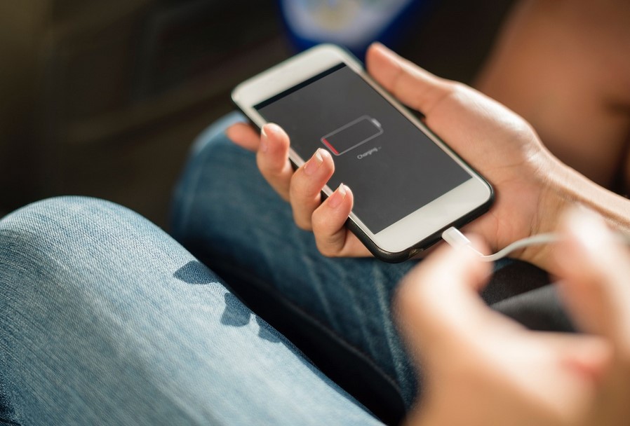 STIŽE SUPERSONIČNI PUNJAČ Puni bateriju od 0 do 100% za manje od 5 minuta