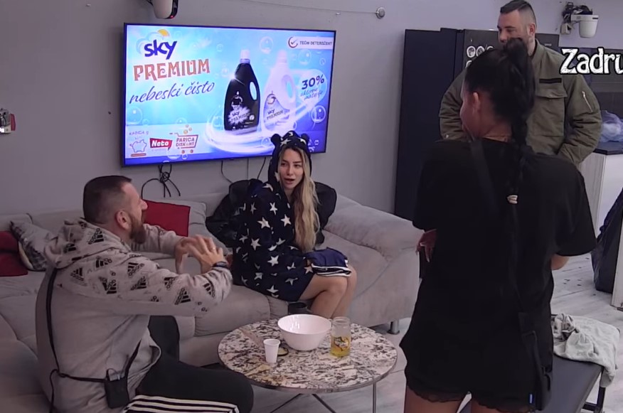 „TU*AJU SE KAO MRŠAVE SVINJE“ Šarmen i Miljan demonstrirali akciju Divne i Marka, Car zaključio da je njihov se*s zločin! (VIDEO)