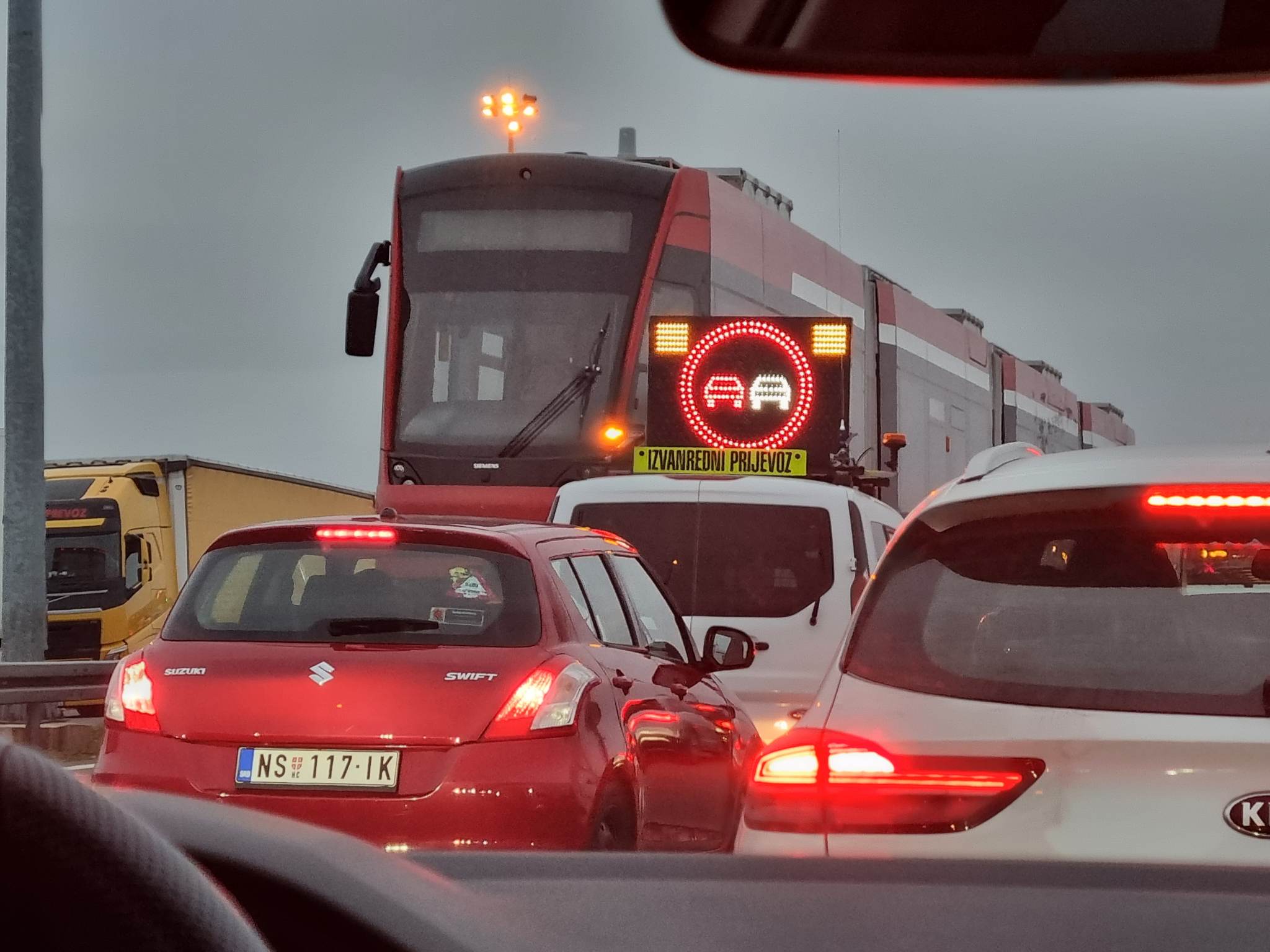 NEOBIČAN SLUČAJ NA GRANIČNOM PRELAZU Gužvu na ulazu u Hrvatsku izazvao – tramvaj (FOTO/VIDEO)