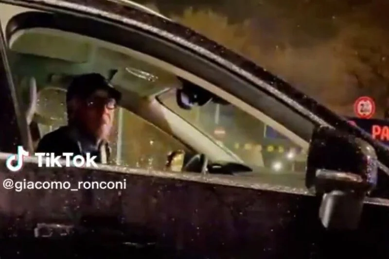 REAGOVAO NA PROVOKACIJE Trener Atalante potpuno izgubio živce, sendvičem gađao navijače Milana