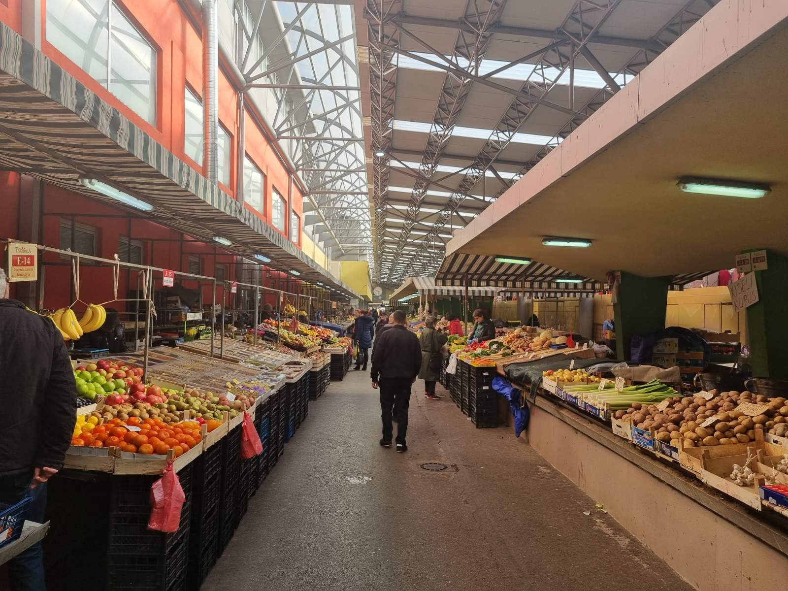 PLANIRATE PAZARITI? Ovo su cijene voća i povrća na banjalučkoj Tržnici
