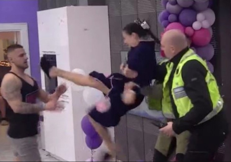 "NABIĆU TI PEPELJARU U USTA" Skandalozna tuča Sanje i Marka, starleta šutirala i grebala dečka, a onda otkrila njegove porodične tajne! (VIDEO)